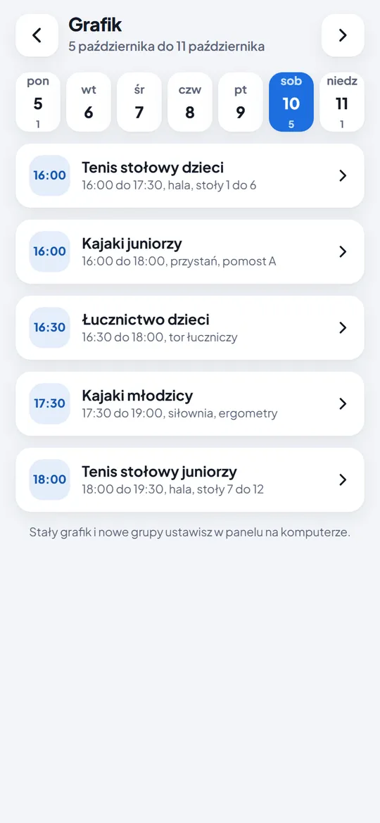 Grafik tygodnia w aplikacji admina z treningami sekcji, salami i stołami