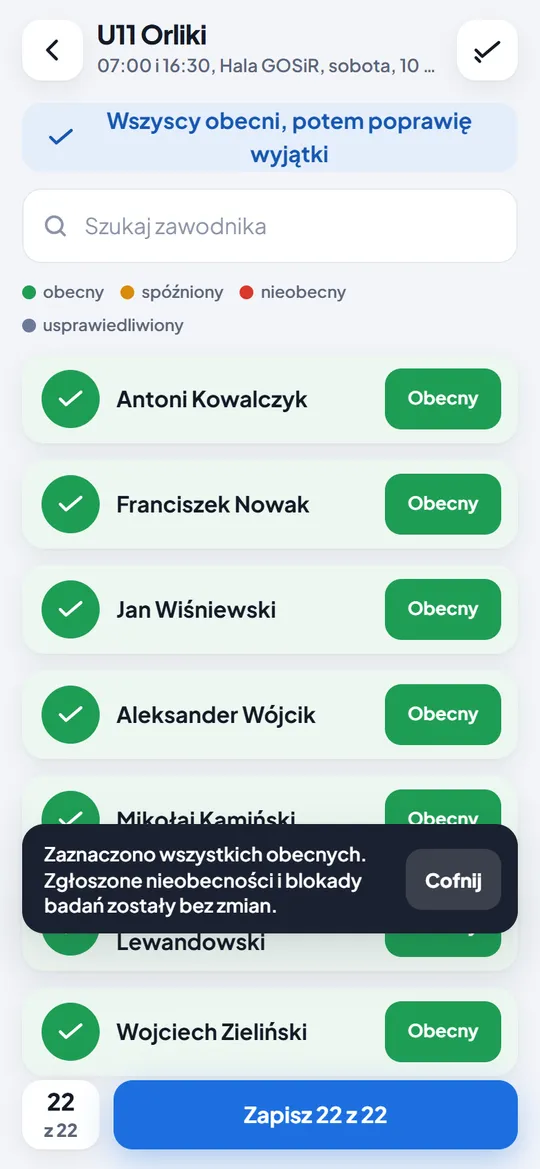 Lista obecności w aplikacji trenera po dotknięciu przycisku Wszyscy obecni, z przyciskiem Zapisz 22 z 22